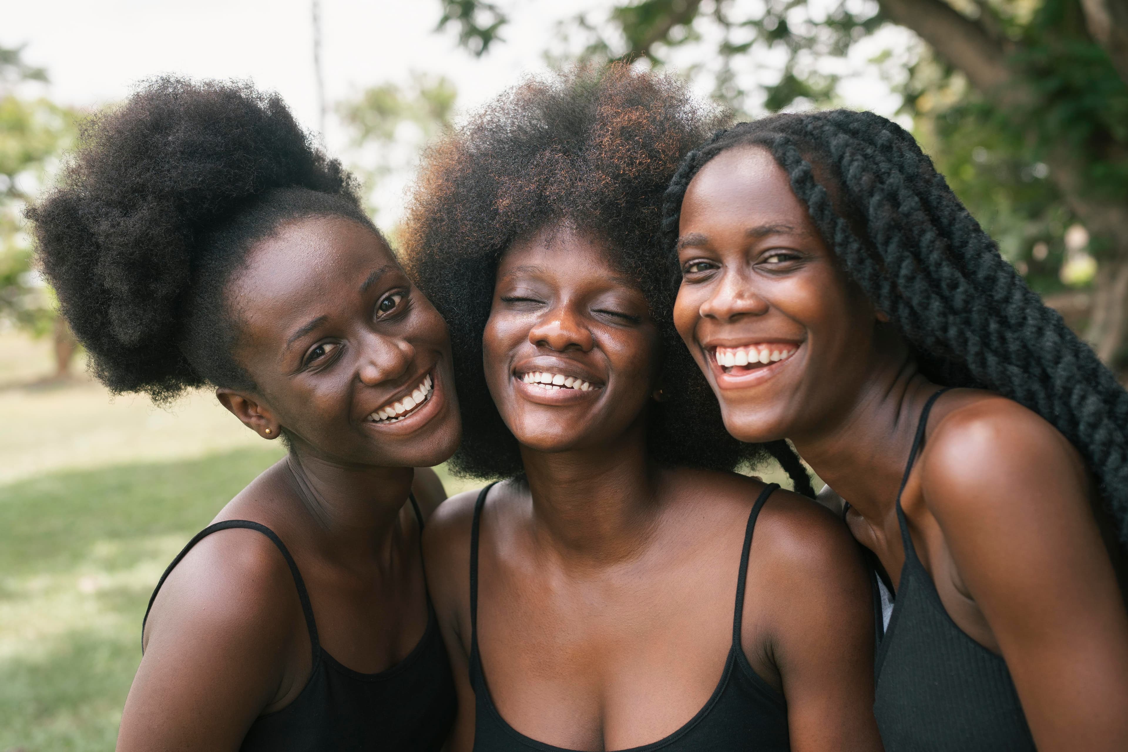 Mulheres negras sorrindo em ambiente externo